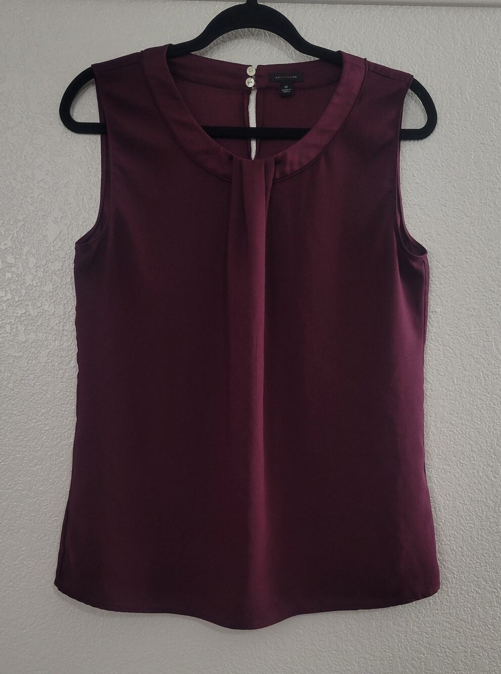 Ann Taylor Sleeveless Blouse Top Women's Medium Burgundy Pleated Keyhole Career